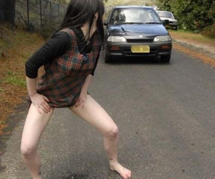 【変態エロ画像】女の立ちションしかも野外