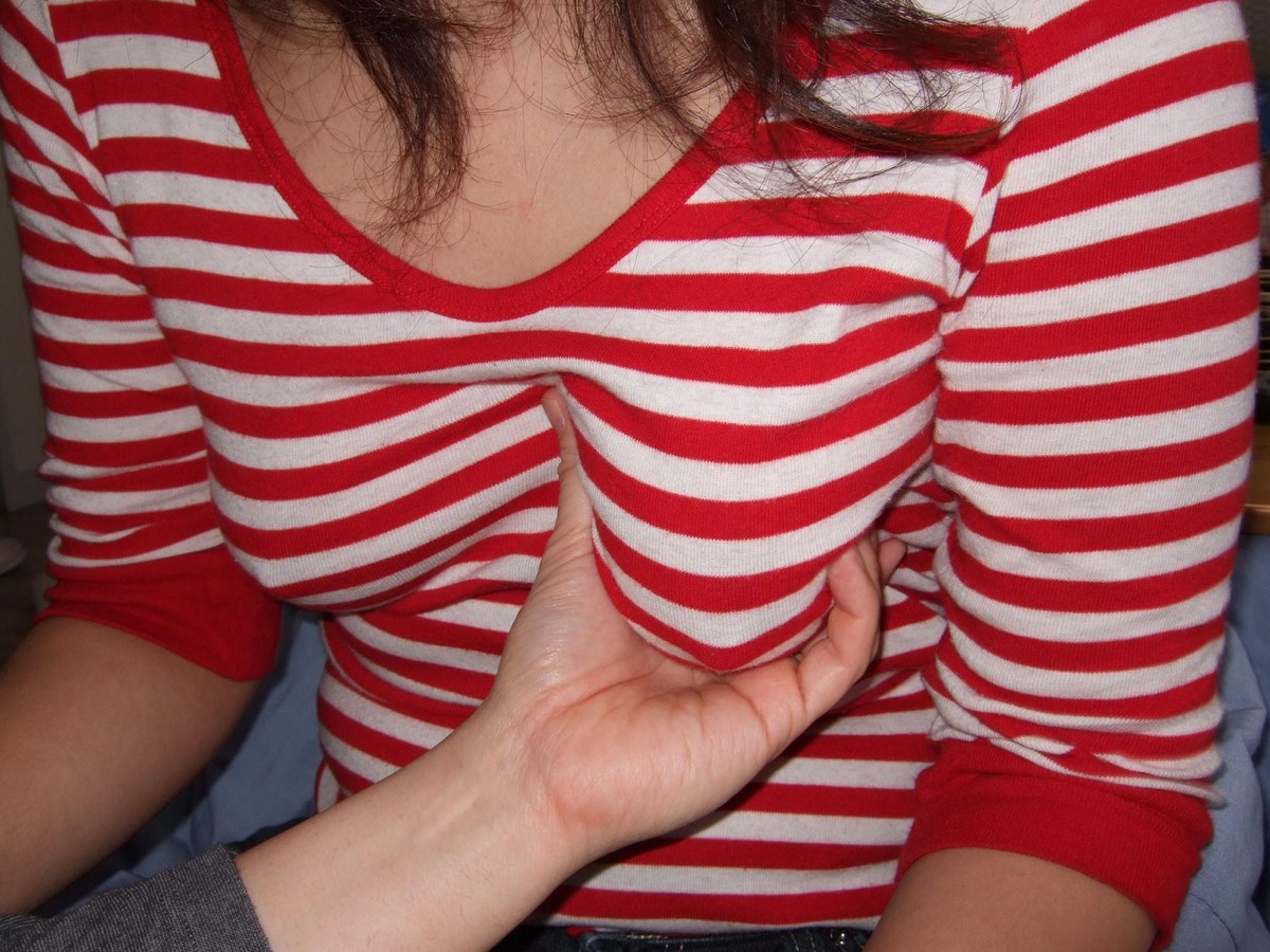 素人おっぱい弄り画像！他所の彼女の揉まれ方触られ方がエロいのですが・・・