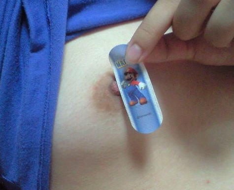 【乳首に絆創膏】中途半端にエロい前貼りおっぱいうp！！！