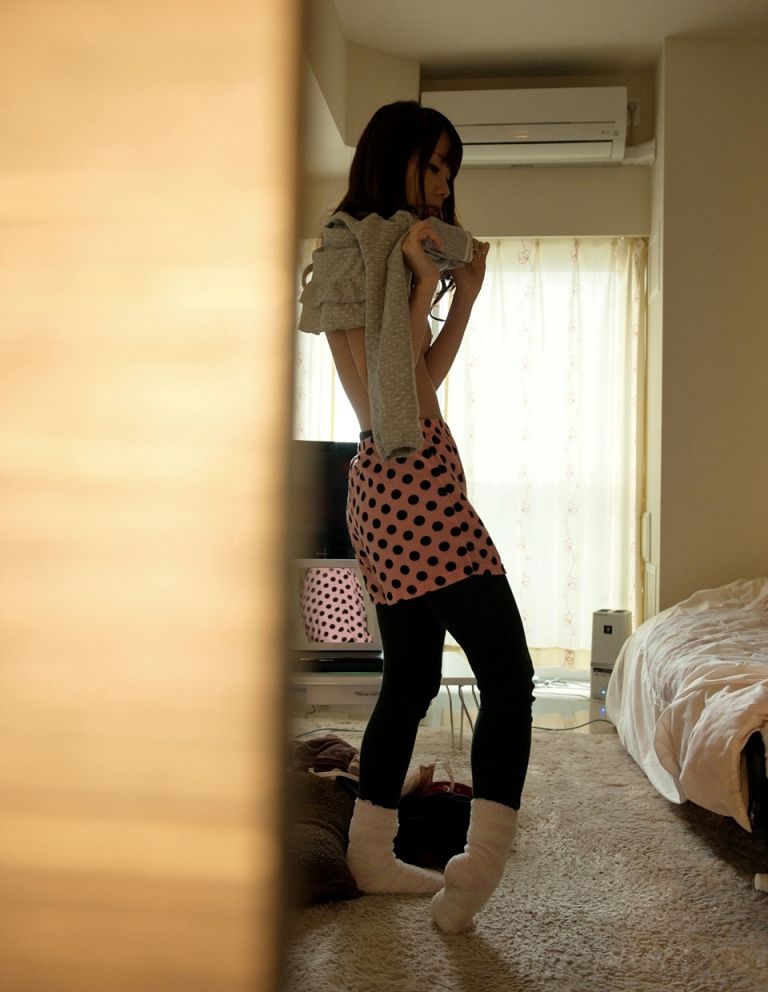 洋服の上着を脱ぐ女子の姿を見て思うこと…【生着替えエロ画像.4】