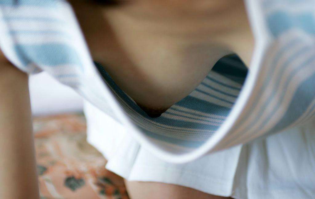 胸チラに近づき過ぎた画像…結果「乳首見えたぁぁぁぁぁぁ！」