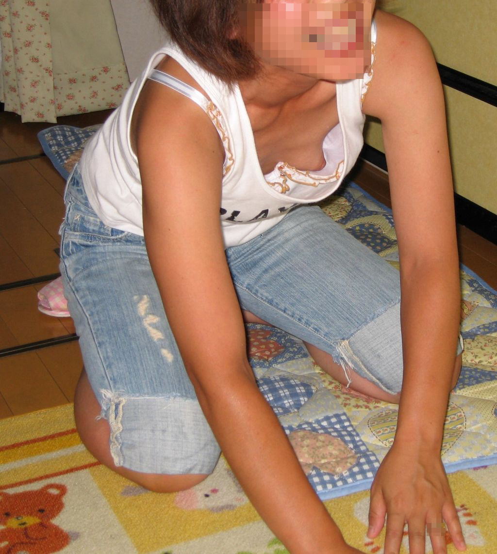 「家の中なら乳首くらい余裕なんだ！」油断しまくり女子の胸チラ証拠写真