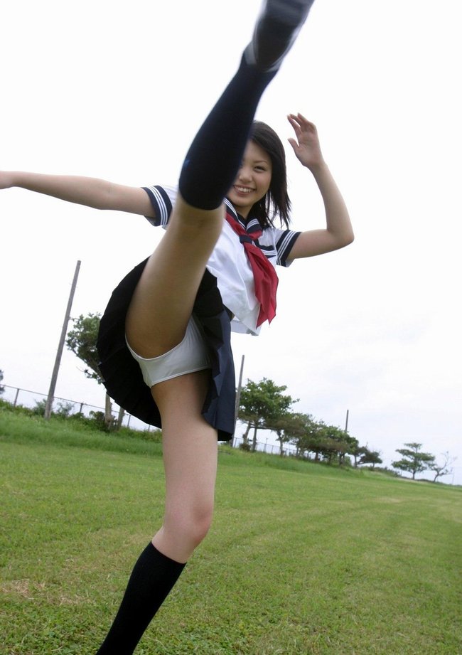 パンチラキック女子画像の法則！足上げスマイルパンティ証拠写真