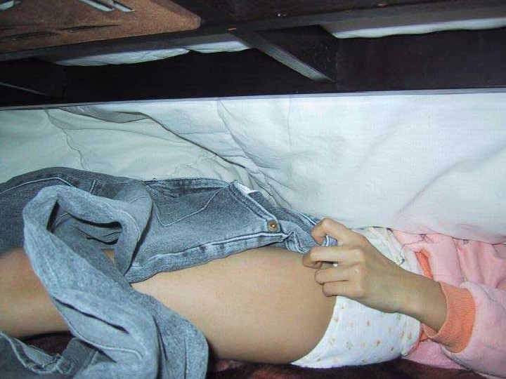 「女子の下半身怠け過ぎ！」こたつパンチラエロ画像