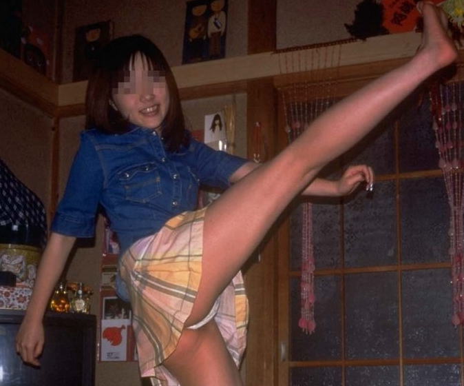 スカートなのにハイキック！！足上げパンチラエロ画像
