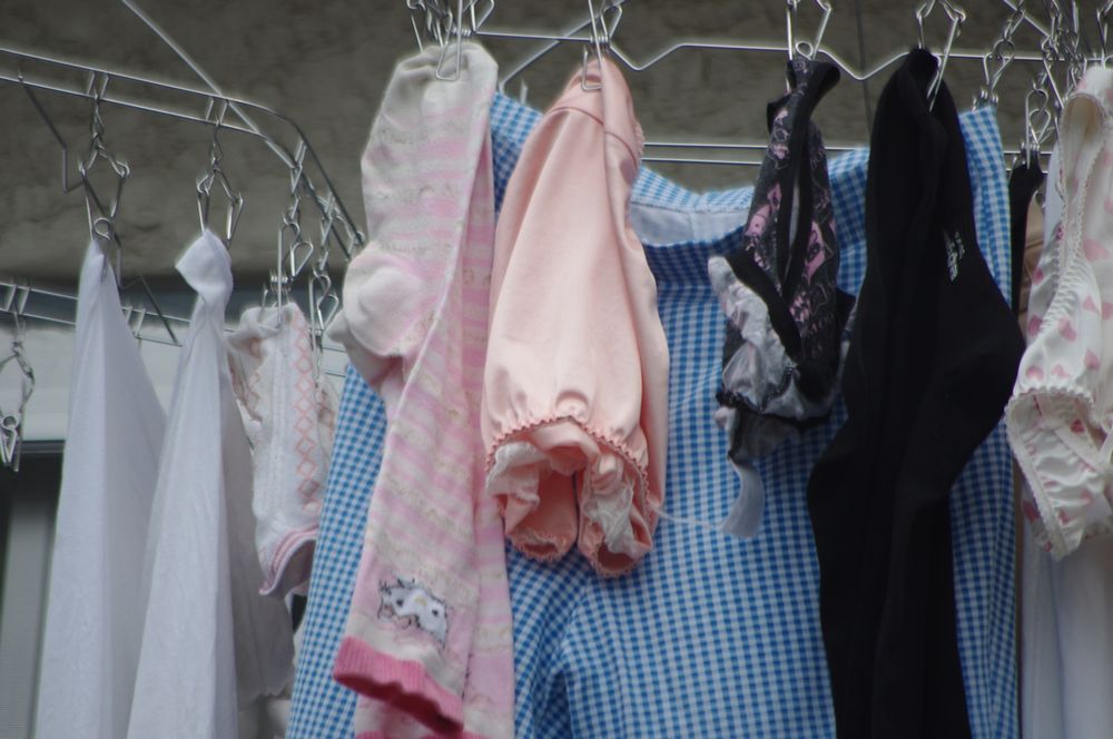 ベランダの洗濯物エロ画像!干している女と干された下着【14】