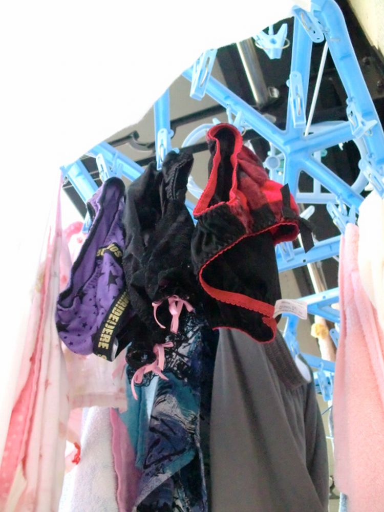 ベランダの洗濯物エロ画像!干している女と干された下着【16】
