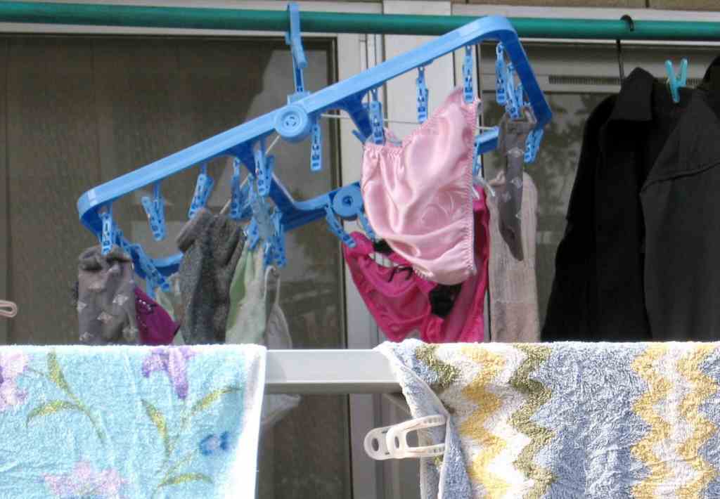 ベランダの洗濯物エロ画像!干している女と干された下着【17】
