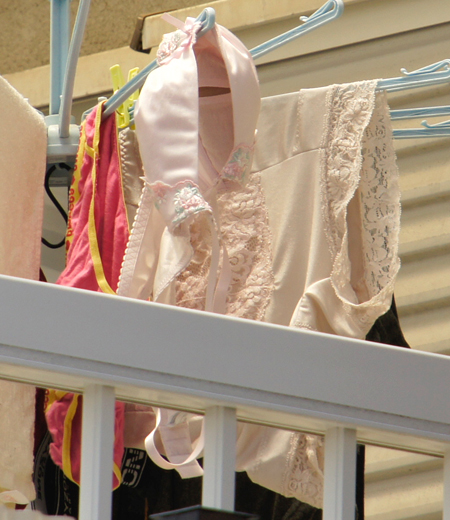 ベランダの洗濯物エロ画像!干している女と干された下着【20】
