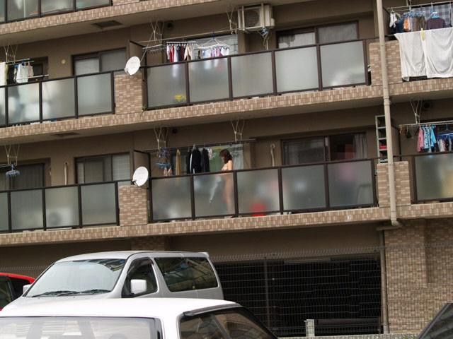 ベランダの洗濯物エロ画像!干している女と干された下着【24】