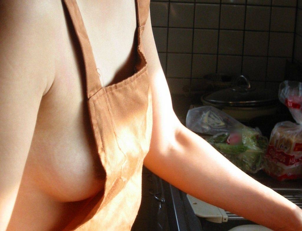 【素人】家に帰ったら嫁や彼女が裸エプロンを装着していたエロ画像【7】