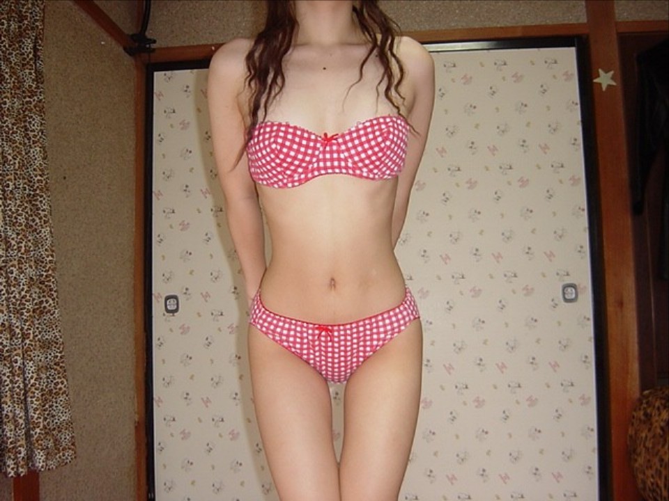 購入した下着を自宅で試着している風な素人のエロ画像