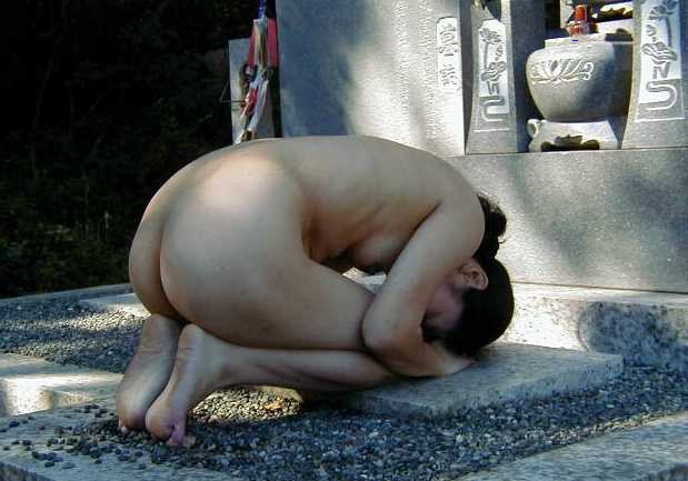 「盆にこの画像はバチあたりだろ！」っていう墓・寺・神社での淫行愚行