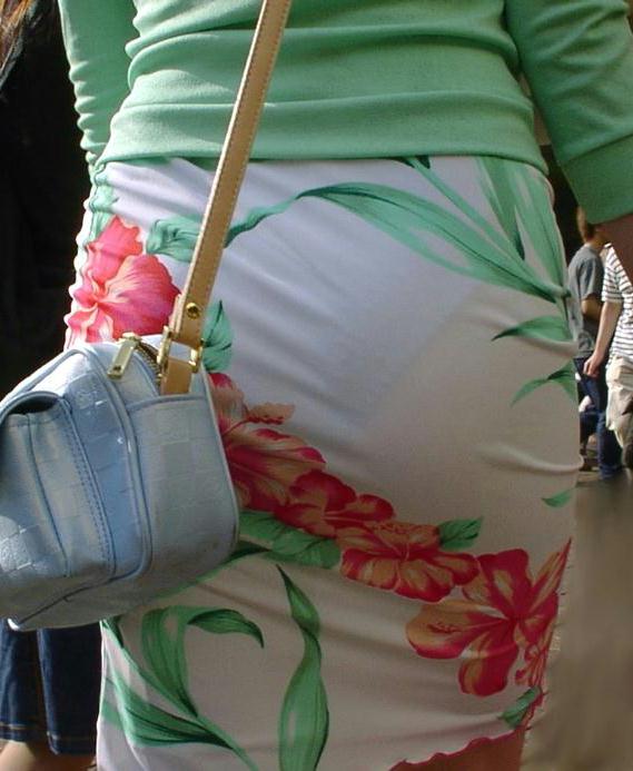 【スケ下着】街中でパンティ透けさせて歩いてる見せたがり女のエロ画像【9】