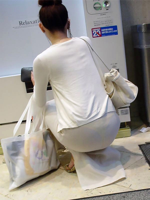 【スケ下着】街中でパンティ透けさせて歩いてる見せたがり女のエロ画像【21】