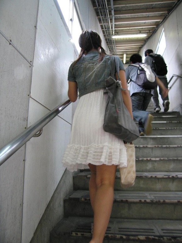 「赤外線盗撮よりも生パン・ブラ透けが良い!」と思う街撮り画像【3】