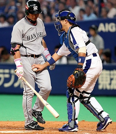【素敵な一枚】阪神の選手が下半身をタッチされている完全アウトなスポーツ珍画像