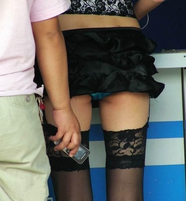 【素敵な一枚】女子のパンティを盗撮している瞬間を捉えた決定的な証拠エロ画像