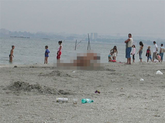 子ども達の目の前でセックスに夢中になってる非教育的な大人のエロ画像【素敵な一枚】