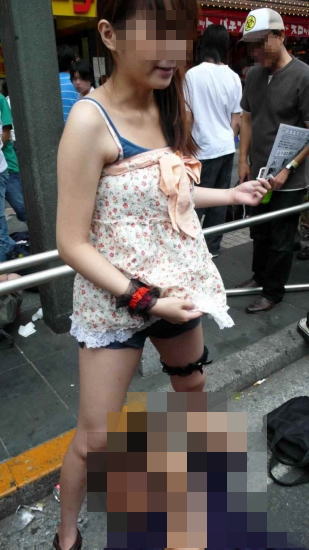 正々堂々と女性の股ぐらに潜り込む中年男の逆さ撮り画像【素敵な一枚】