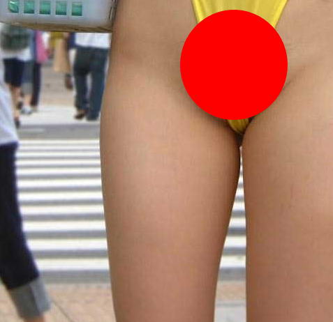 【画像あり】ティッシュ配りのキャンギャルが豪快にハミ毛している理由