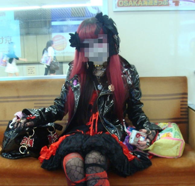 【ホラー】電車内で遭遇したゴシック少女の怖過ぎるコスプレ画像