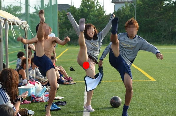 よく見ると真ん中の女の子の股間がシミてた記念写真