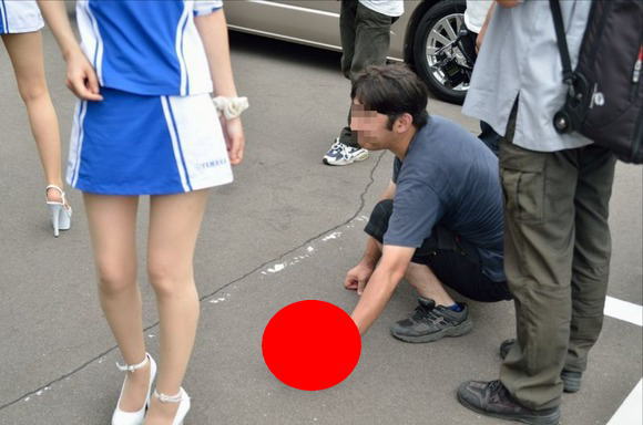 キャンギャルのスカートの中を堂々と盗撮している玄人