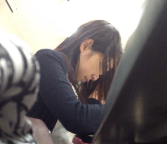 隣に座る女性をリアルタイムでオナネタにする男の愚行