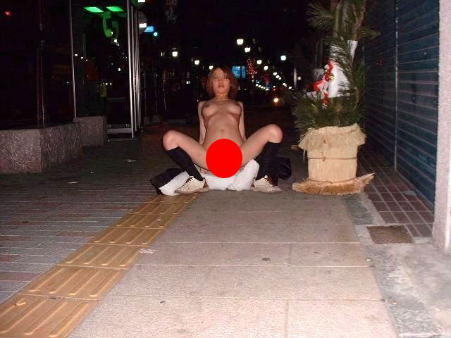 女性露出狂が”あけおめ”を野外で表現するとこうなる