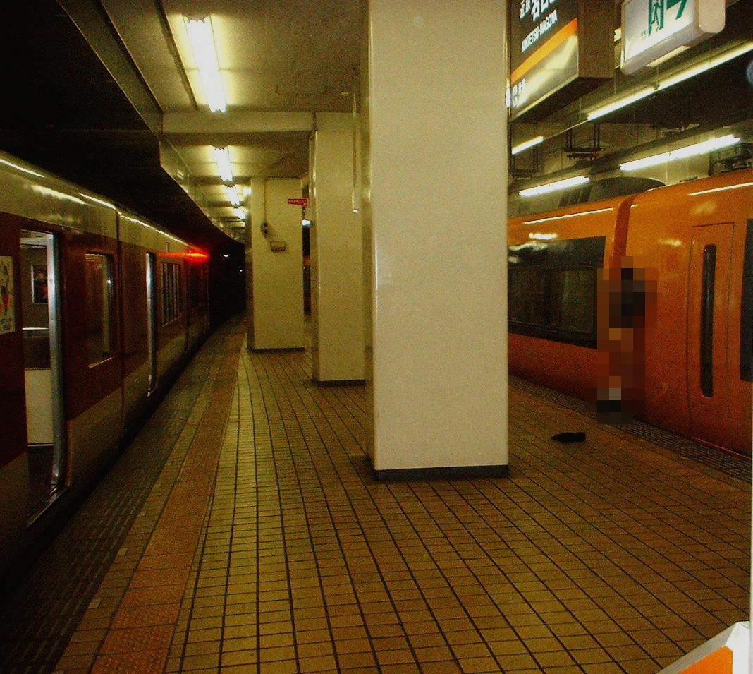 地下鉄でチンチンを思い切り電車に擦り付ける男