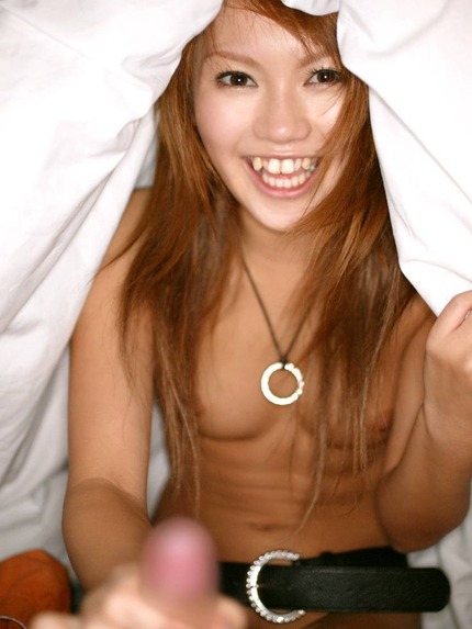 スマイル手コキ画像！笑顔でシゴく女子が無邪気で大変萌えるんですけど…