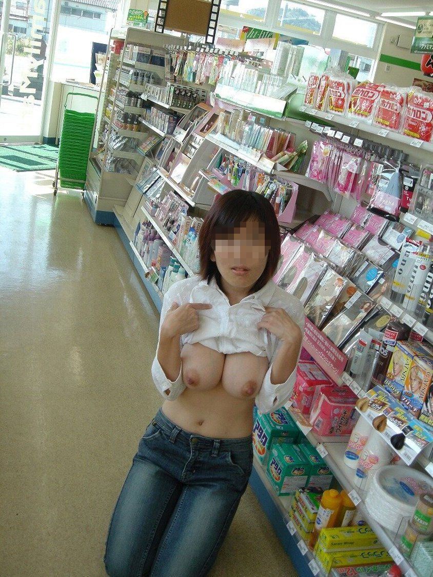 コンビニ女子の365日露出営業エロ画像【16】