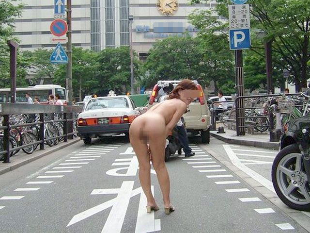 真っ昼間の公道で何故か興奮し脱いでしまった女性達の姿をその目でお確かめ下さい
