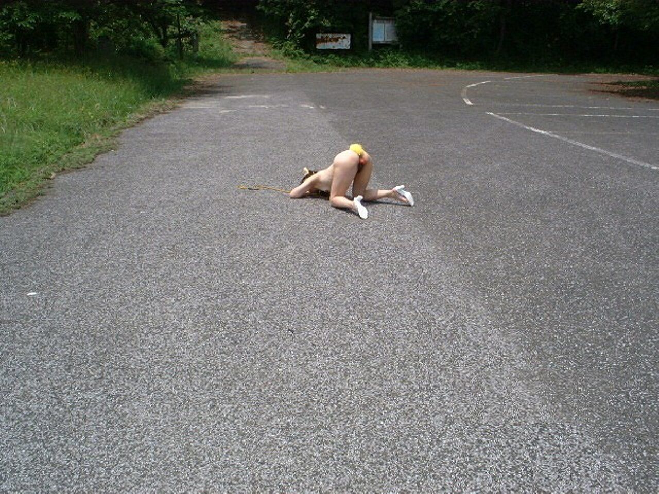 【変態遭遇】あの遠くでエロいことしてる女って・・・・案の定露出狂だったエロ画像